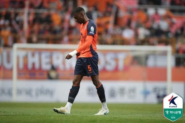 开云登录网址入口-首轮比赛染红，济州SK外援伊塔洛遭到韩国球迷种族歧视